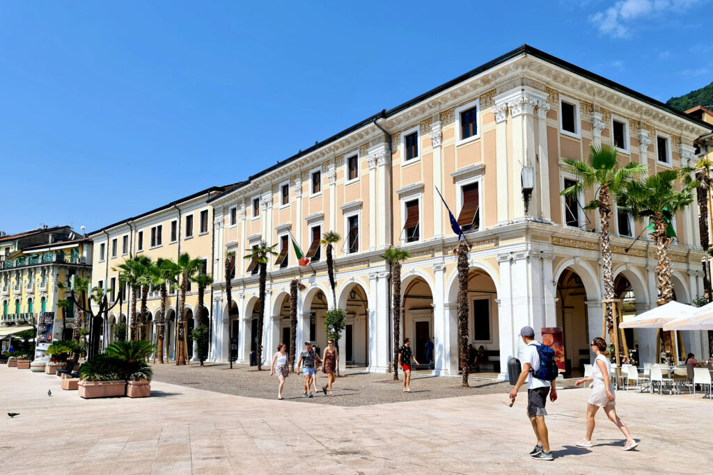 Fotografia delle facciate del Palazzo del Podestà e del Palazzo della Magnifica Patria di Salò