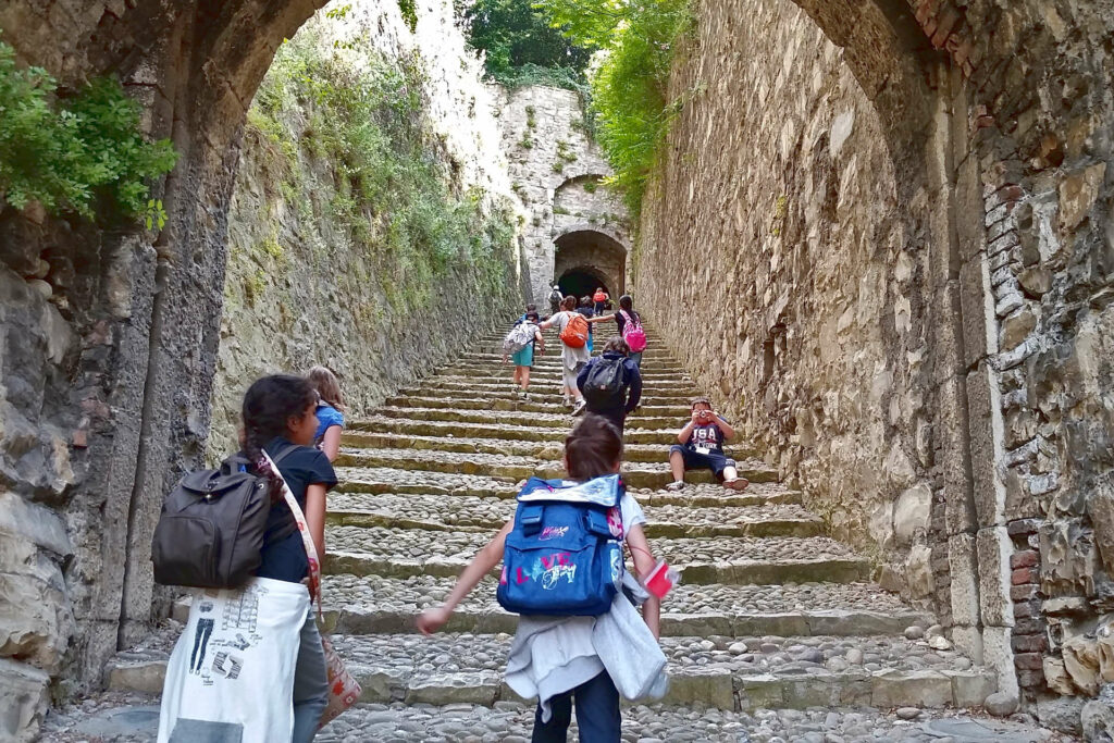 Fotografia di una scolaresca che scala la Strada del Soccorso