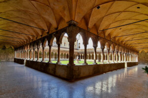 Fotografia panoramica del chiostro trecentesco del convento di San Francesco a Brescia