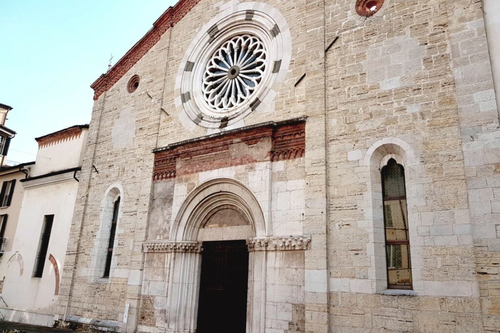 Fotografia della facciata della chiesa di San Francesco a Brescia con rosone