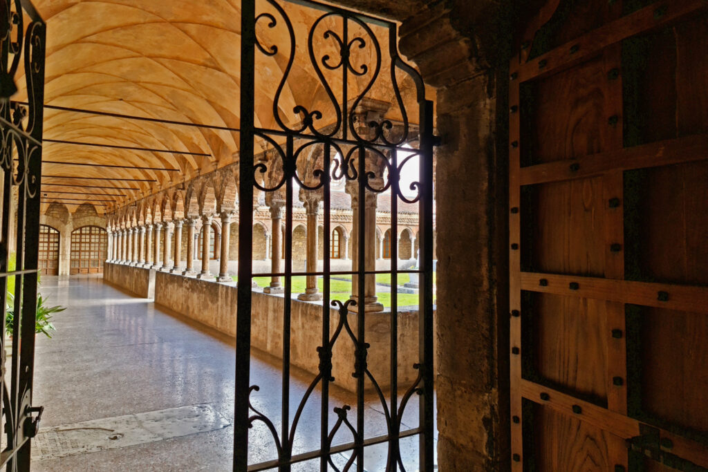 Fotografia dell'ingresso del chiostro trecentesco del convento di San Francesco a Brescia