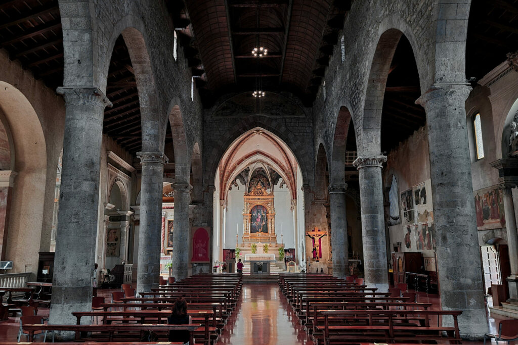 Fotografia dell'interno della chiesa di San Francesco a Brescia