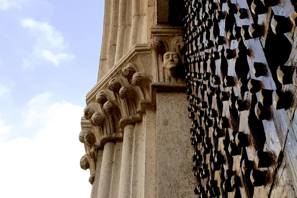 Fotografia di un particolare del portale della chiesa di San Francesco con testina