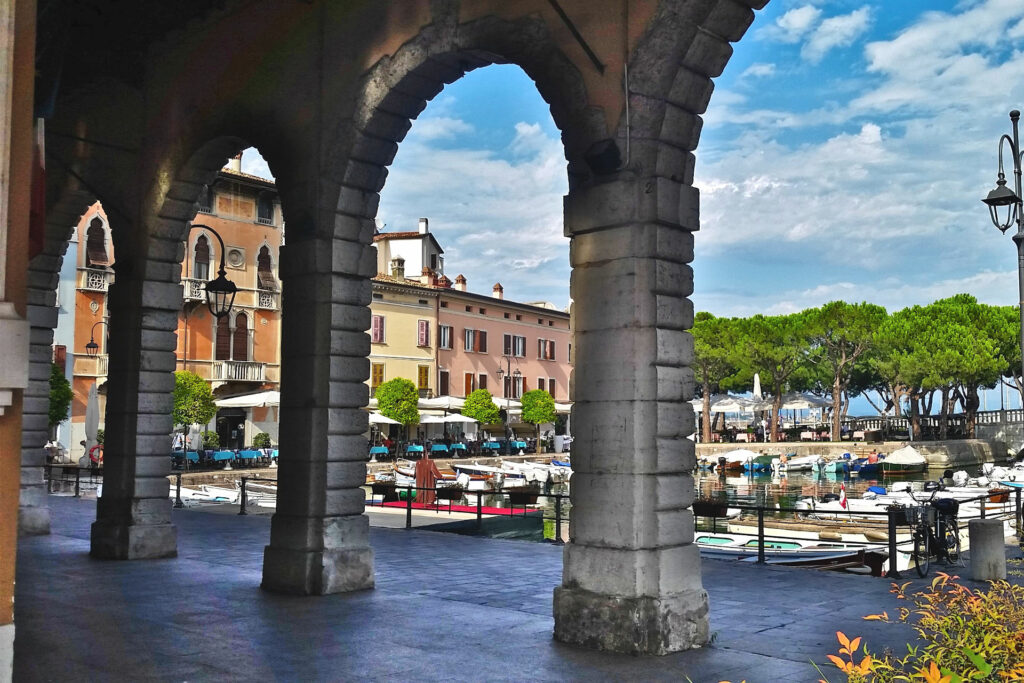 Fotrografia del porto vecchio di Desenzano visto dal portico del Palazzo Todeschini