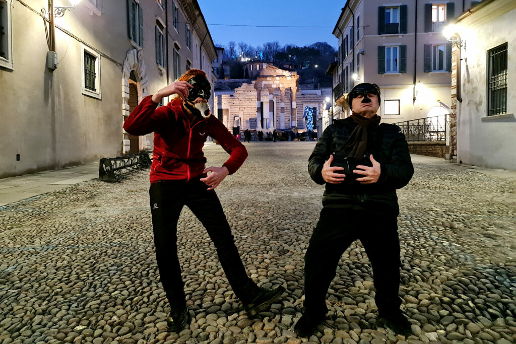 Prove con maschere di pantalone e Balanzone in piazza del Foro a Brescia