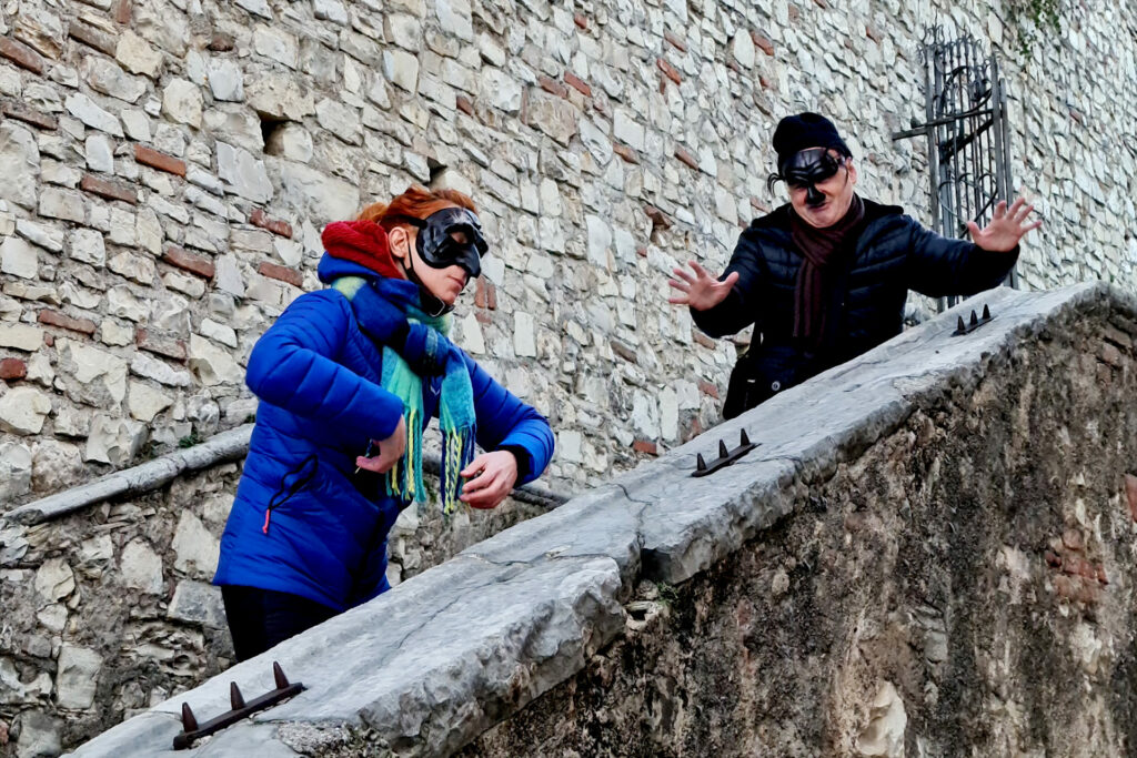 Prove con maschere di Pantalone e Balanzone in via Piamarta a Brescia