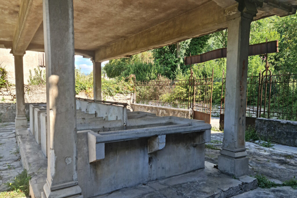 Fotografia dell'interno del lavatoio di via Maternini a Mompiano