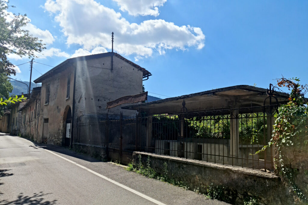 Fotografia di via Maternini a Mompiano con il lavatoio e case del vecchio borgo