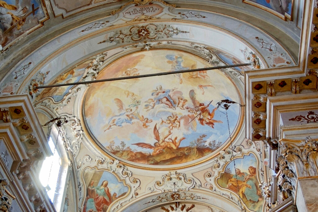 Fotografia del catino absidale della chiesa di San Michele Arcangelo con stucchi e affreschi