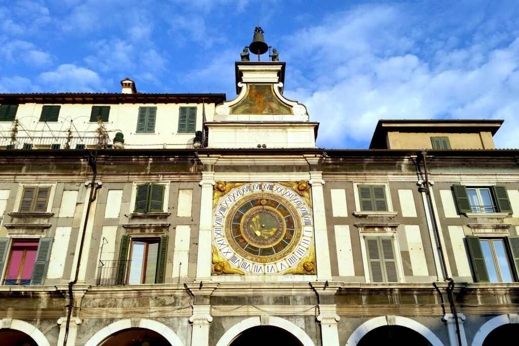 Orologio astronomico con i Matti delle ore, piazza Loggia