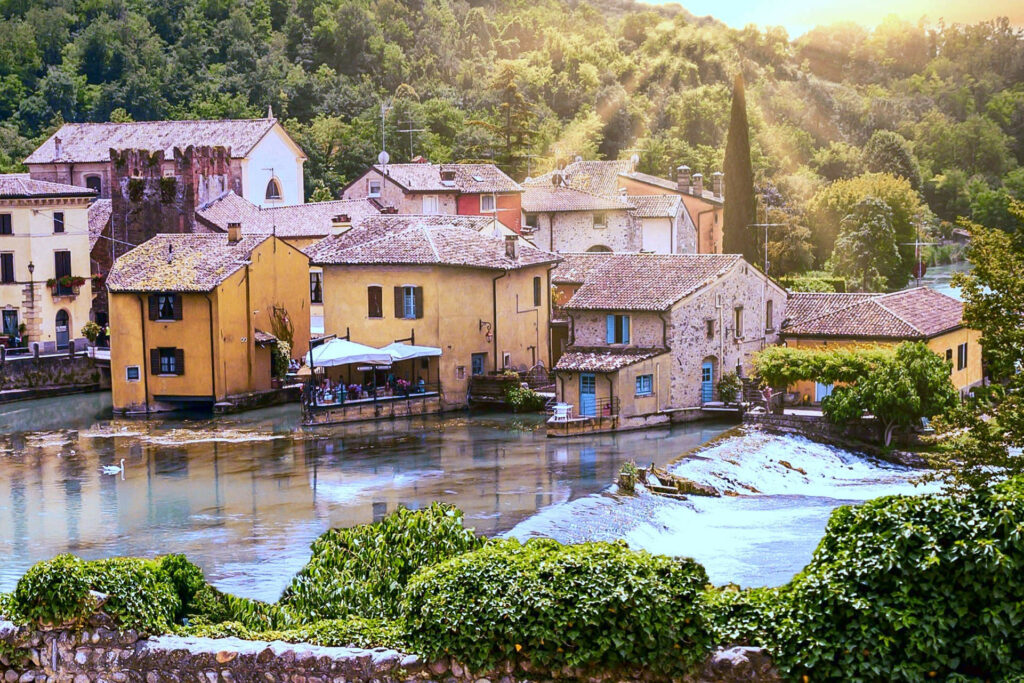 Borghetto sul Mincio coronato da colline