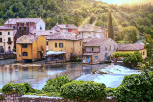 Borghetto sul Mincio coronato da colline
