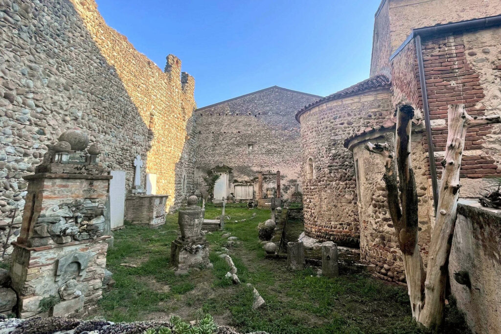 Cimitero antico di Borghetto sul retro della chiesa di San Marco