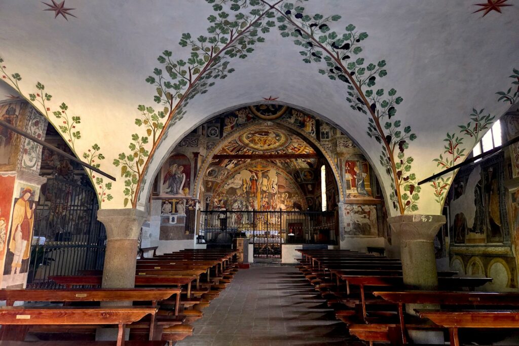 Ingresso sotto la loggia della chiesa di Santa Maria Assunta a Esine