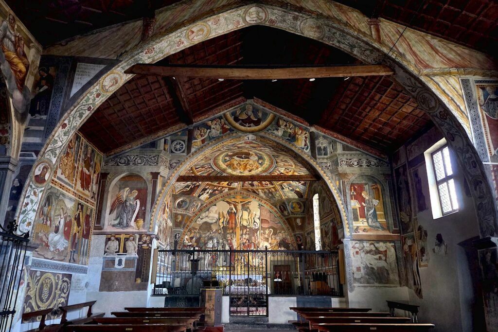 Interno della chiesa a navata unica di Santa Maria Assunta a Esine