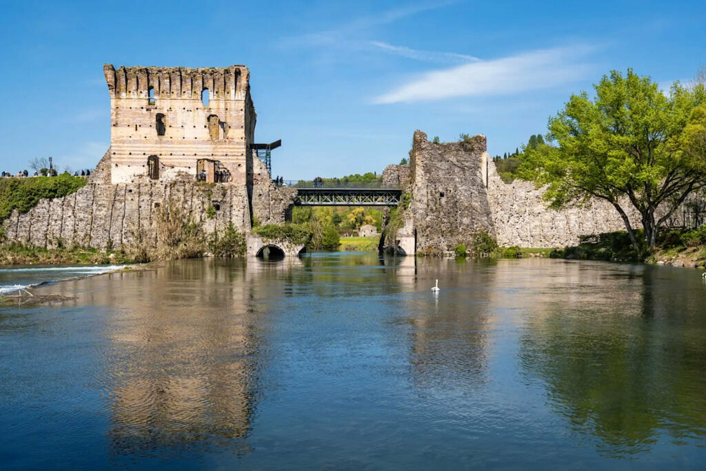 Ponte-Fortezza visconteo di Valeggio sul Mincio visto da Borghetto