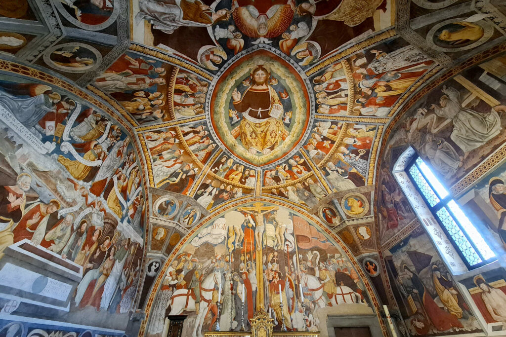 Coloratissimi affreschi del presbiterio della chiesa di Santa Maria Assunta