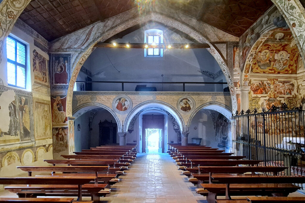 Vista della chiesa dal presbiterio verso la loggia dei nobili appoggiata alla controfacciata