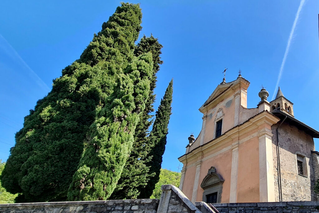 Facciata della chiesa di Santa Maria Assunta a Esine sull'alto sagrato