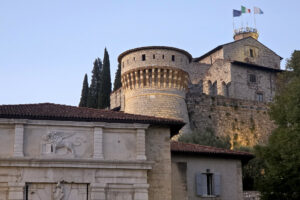 Visita guidata al Castello di Brescia con degustazione Il Castello di Brescia visto dall'ingresso