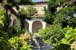 Visita guidata: Strada del Vino Franciacorta Il piccolo chiostro con giardino dalle piante secolari