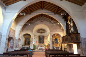 Visita guidata: Strada del Vino Franciacorta Interno della chiesa con la tipica architettura delle pievi prealpine tardo medievali