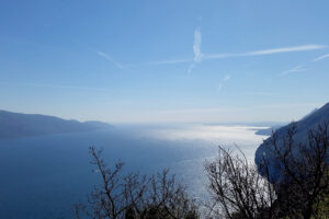 Veduta panoramica del lago di Garda da nord verso sud
