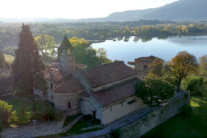 Visita guidata: Strada del Vino Franciacorta Il monastero di San Pietro in Lamosa in una veduta aerea