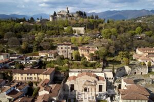 Visita guidata al Castello di Brescia con degustazione Il castello sul colle Cidneo che guarda verso Parco Archeologico romano