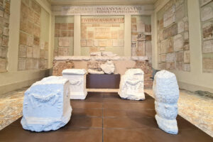 Visita guidata al Parco archeologico di Brescia romana per le scuole Cella centrale del Capitolium con raccolta di epigrafi