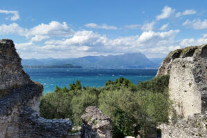 Uno scorcio sul Lago di Garda visto dalle Grotte di Catullo