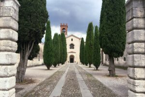 Visita guidata all'Abbazia di Rodengo Saiano e Lago d'Iseo per le scuole Ingresso all'Abbazia benedettina di San Nicola a Rodengo Saiano e facciata della chiesa