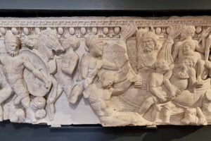 Lastra di sarcofago romano con battaglia navale in altorilievo