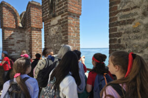 Scolaresca che osserva il Lago di Garda dai merli del Mastio del Castello di Sirmione