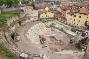 Visita guidata a Brescia romana per le scuole Teatro romano di Brescia durante scavi archeologici
