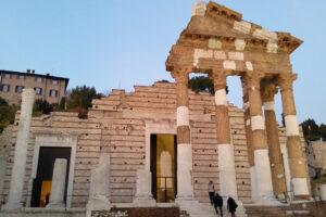 Visita guidata a Brescia romana per le scuole Salita al pronao del Tempio Capitolino di Brescia