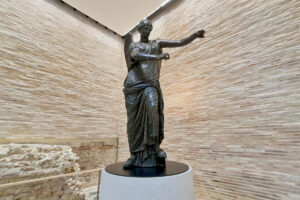 Visita guidata al Parco archeologico di Brescia romana per le scuole Statua della Vittoria alata esposta nel Capitolium di Brescia
